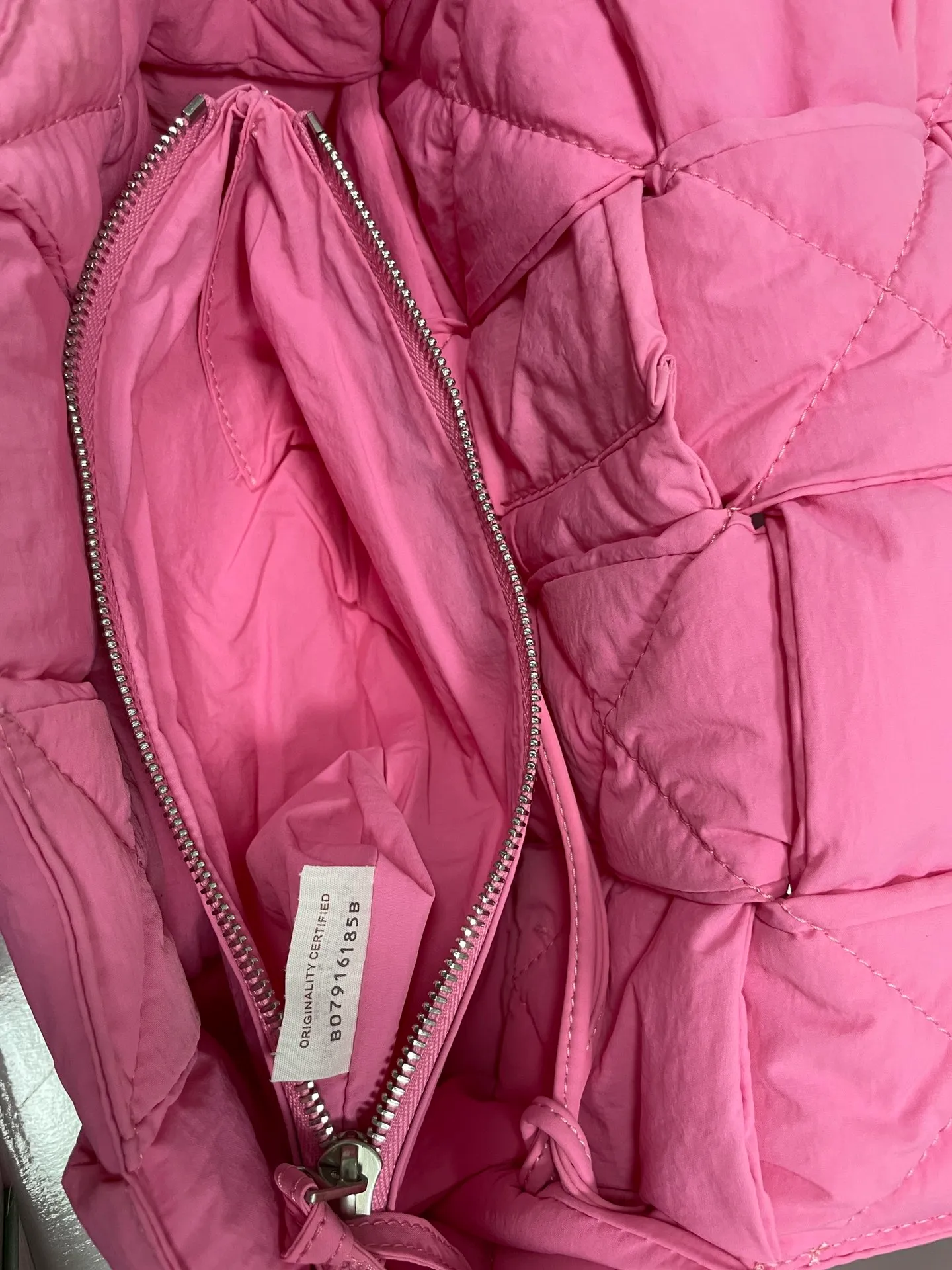#𝐂𝐀𝐒𝐒𝐄𝐓𝐓𝐄 Nylon tofu tofu bag This Cassette is so cute, its cute appearance does not affect its practicality and the capacity is good! The fabric is low-key and very textured, suitable for daily wear with casual wear. The cross-woven design of the wide cloth is really stunning. The bag has a puffy shape and feels like a piece of tofu. It can be worn on one shoulder, cross-body or as a waist bag. You can also adjust the shoulder strap to the size of the bag under the armpit, so you can have it all! S30x15cm【8951#】